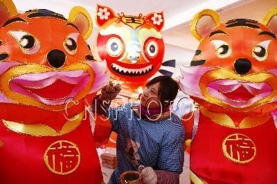 山東乳山趕制節(jié)能彩燈迎春節(jié) - 中國(guó)自貢燈會(huì),燈會(huì)彩燈界的行業(yè)門戶網(wǎng)站,聚合彩燈企業(yè)提供最全的彩燈會(huì)燈展花車信息,搜羅展會(huì)活動(dòng)信息和歷屆燈會(huì)集錦